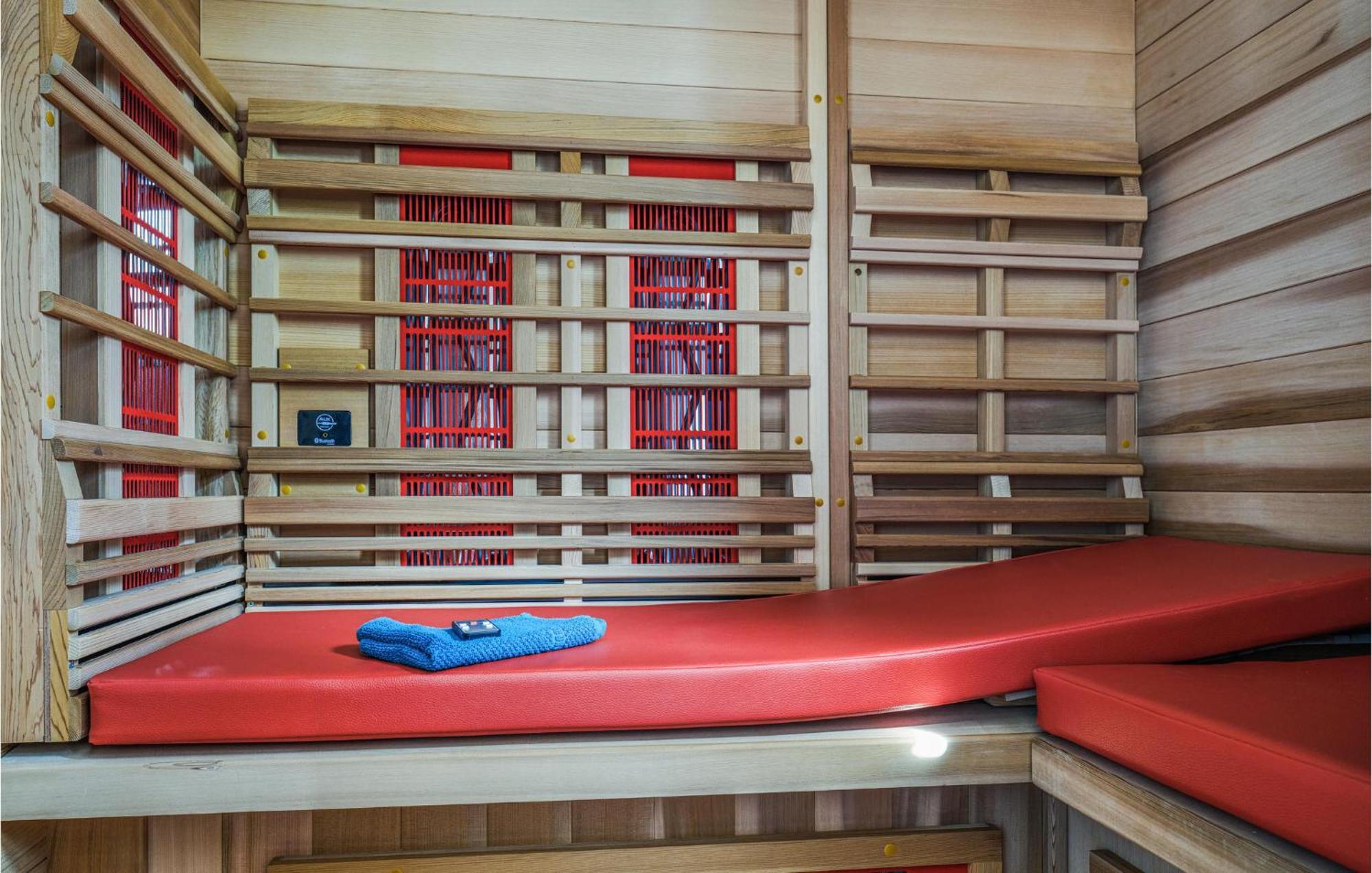 Nice Home In Heinkenszand With Sauna Buitenkant foto